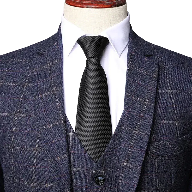 Détail du gilet et de la cravate noire du costume Arthur, une tenue style Peaky Blinders élégante.